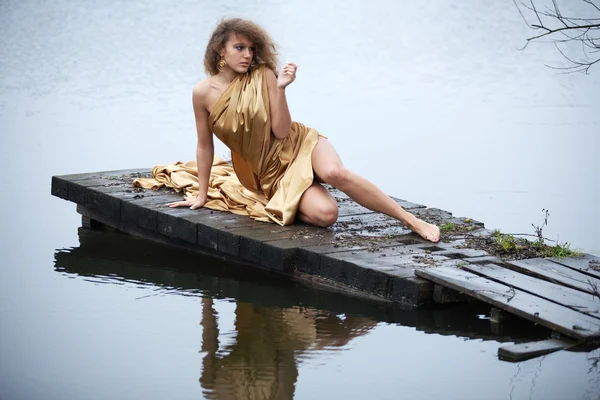 Hermosa mujer en el lago de otoño —  Fotos de Stock