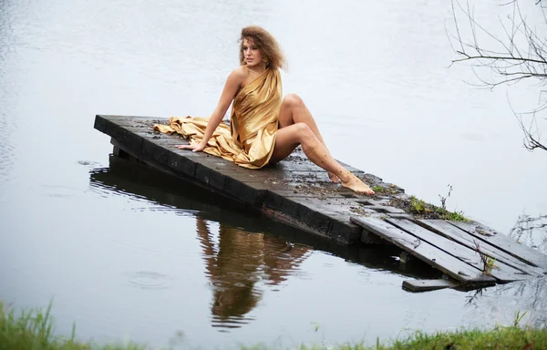 Красивая женщина на осеннем озере — стоковое фото