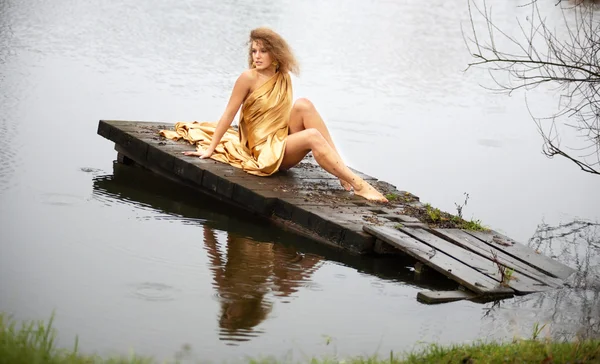 Sonbahar göl kenarında güzel bir genç kadın — Stok fotoğraf