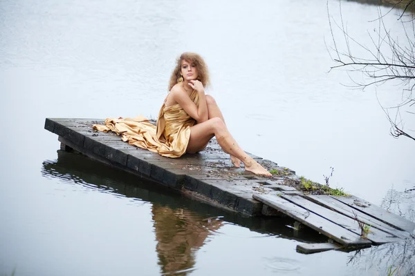 Jeune femme sur le lac d'automne — Photo