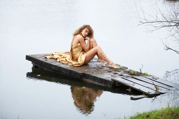 Beautiful young woman on the autumn lake — Stock Photo, Image