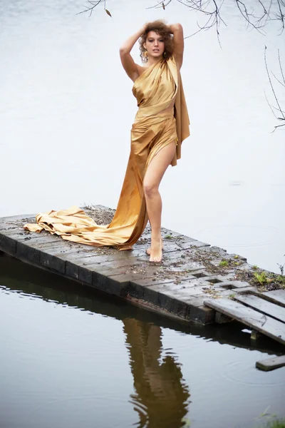 Jonge vrouw op de herfst lake — Stockfoto