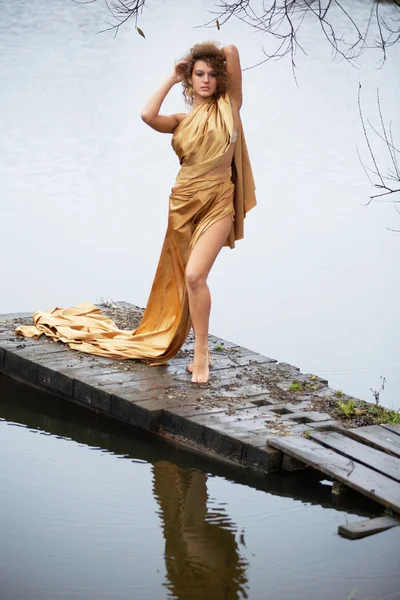 Az őszi tó gyönyörű nő — Stock Fotó