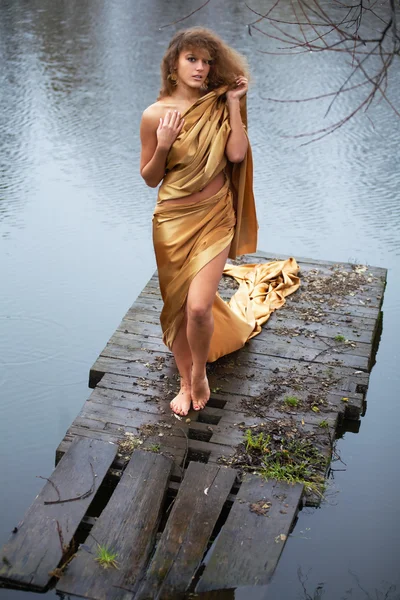 秋の湖の美しい女性 — ストック写真