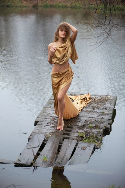 Beautiful young woman on the autumn lake — Stock Photo, Image