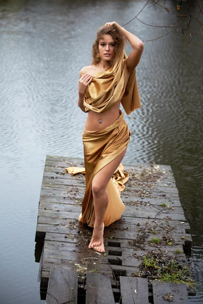 Beautiful woman on the autumn lake — Stock Photo, Image