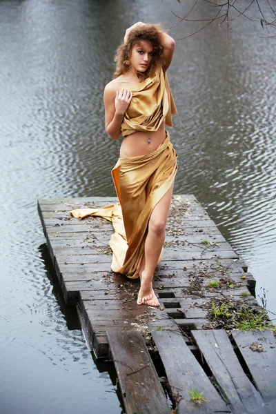 Vacker ung kvinna på hösten sjön — Stockfoto