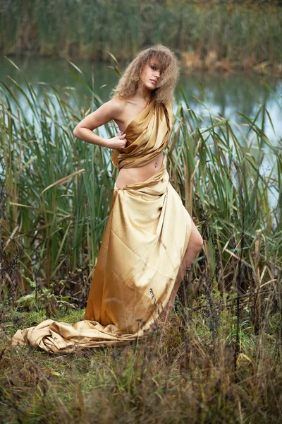 秋の湖の美しい女性 — ストック写真