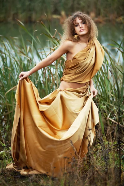 Kobieta na rzece jesień — Zdjęcie stockowe