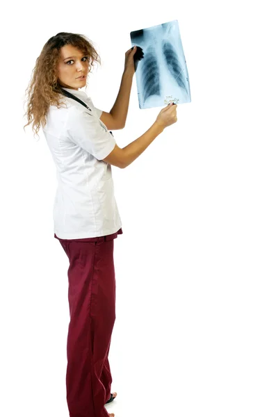 Доктор показывает рентгеновское изображение — стоковое фото