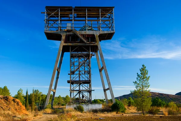 Stara wieża kopalni w Hiszpanii. — Zdjęcie stockowe