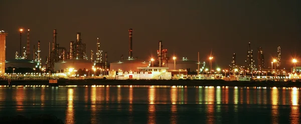 Завод большой НПЗ в ночное время . Стоковая Картинка
