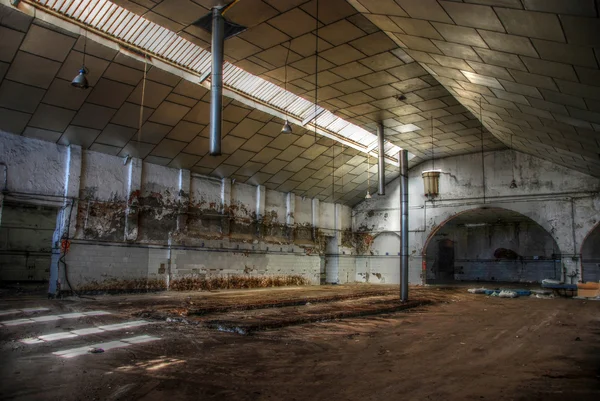 Abandonada grande fábrica deserta . — Fotografia de Stock