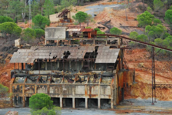 Заброшенная угольная шахта — стоковое фото