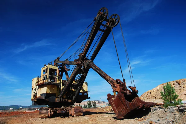 Mineração antiga grandes máquinas retroescavadeira — Fotografia de Stock
