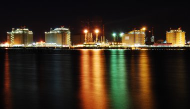 Fabrika büyük rafineri gece - İspanya.