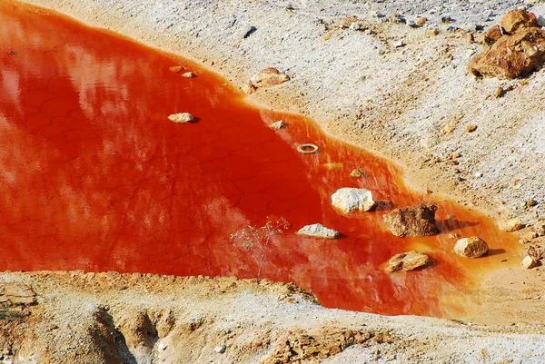 Красная вода - кислотный дренаж шахт . — стоковое фото