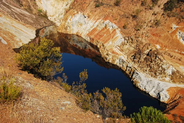 美しい赤い湖酸鉱山の排水. — ストック写真
