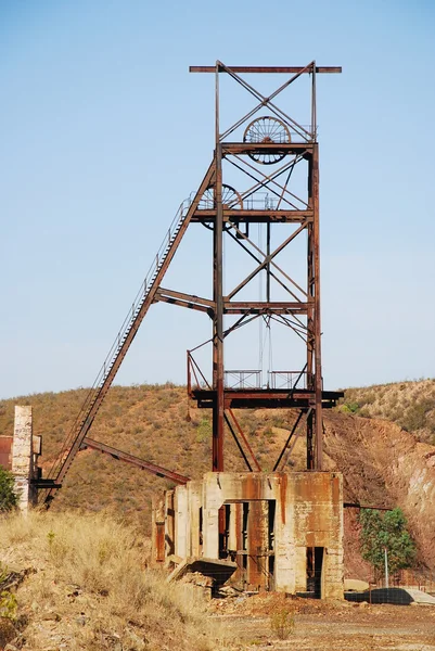 Torre de mineração industrial abandonada . — Fotografia de Stock