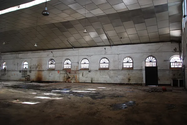 Abandoned empty warehouse. — Stock Photo, Image