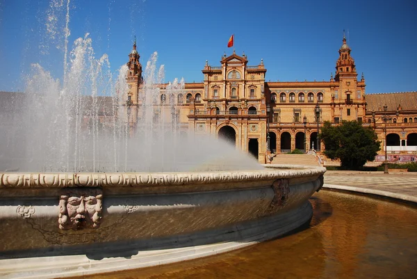 Фонтан на площади Plaza de Espana, Севилья . Стоковое Изображение
