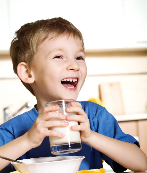 Rapaz feliz com leite — Fotografia de Stock