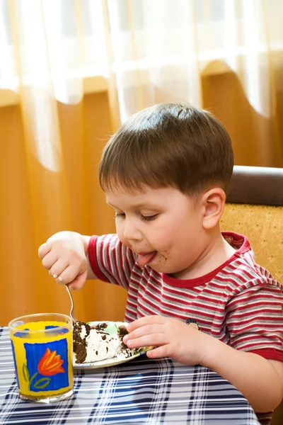 Glückliches Kind mit einem Kuchen — Stockfoto