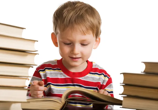 Счастливый мальчик с книгами — стоковое фото