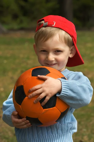 Criança feliz com bola — Fotografia de Stock