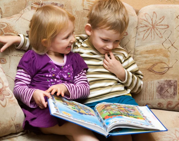 Niño y niña con el libro —  Fotos de Stock