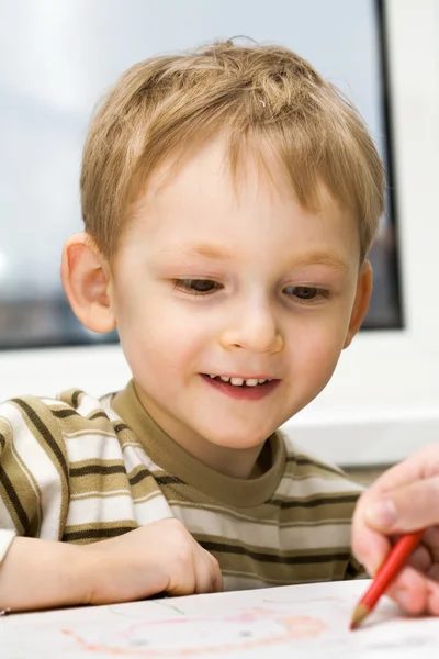 Маленький хлопчик вчиться малювати — стокове фото