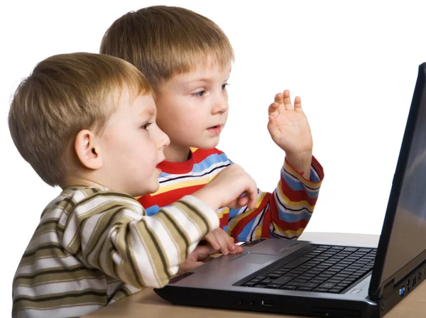 İki kardeş bilgisayar oyunları oyna — Stok fotoğraf