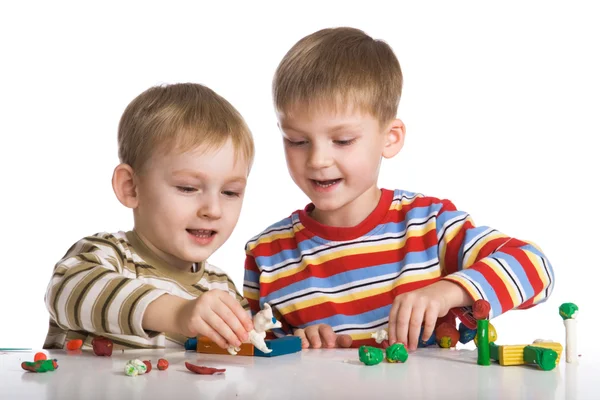Хлопчики формують іграшки з пластиліну — стокове фото