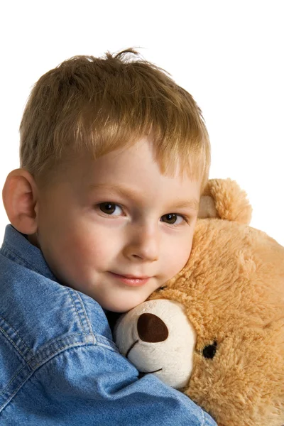 Malý chlapec obejme teddy — Stock fotografie