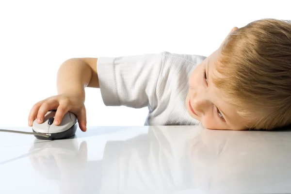 Niño sostiene el ratón del ordenador — Foto de Stock