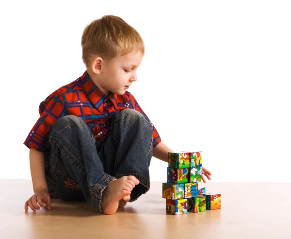 Kind speelt over kubussen — Stockfoto