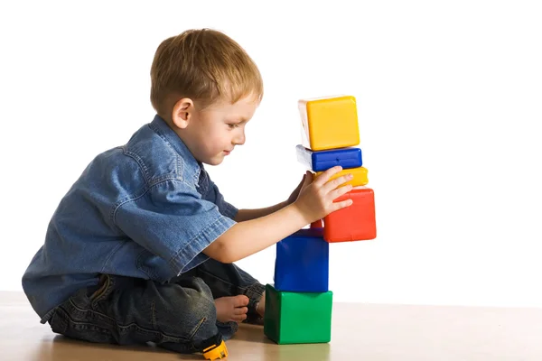 Niño juega sobre cubos — Foto de Stock