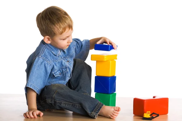 Bambino gioca sui cubi — Foto Stock