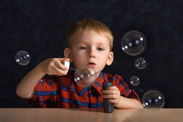 Dítě s mýdlové bubliny — Stock fotografie