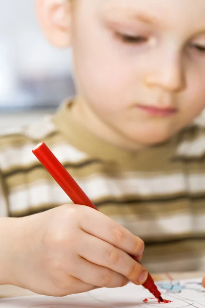 Malý chlapec kreslí obrázek — Stock fotografie