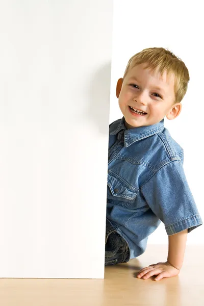Malý chlapec s bílým prostěradlem — Stock fotografie