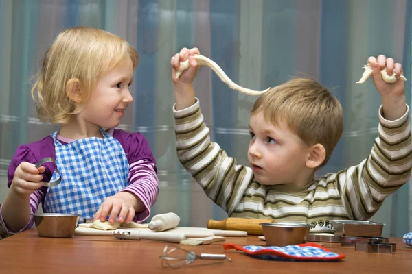 Menina pequena e o menino ajudam na cozinha — Fotografia de Stock