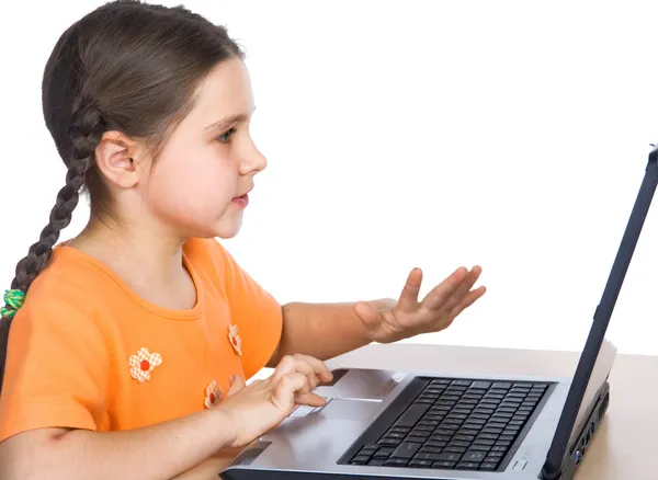 Ребенок веселится с компьютерной игрой — стоковое фото