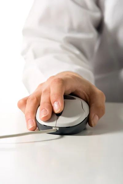 Hand holds computer mouse — Stock Photo, Image