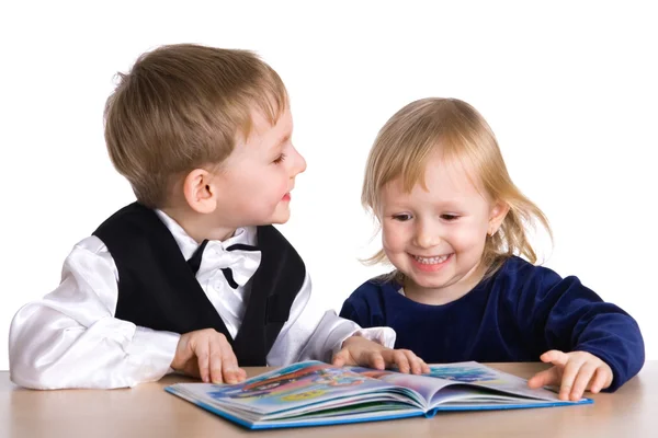 Niña y niño leyeron el libro —  Fotos de Stock