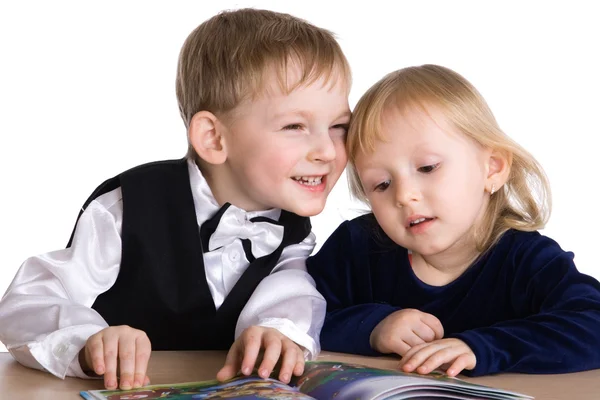 Маленькая девочка и мальчик прочли книгу — стоковое фото