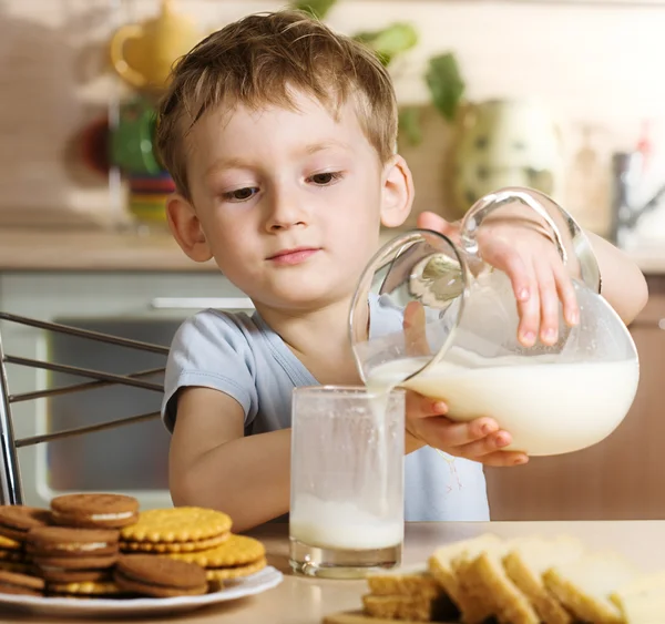 Frukost med mjölk — Stockfoto