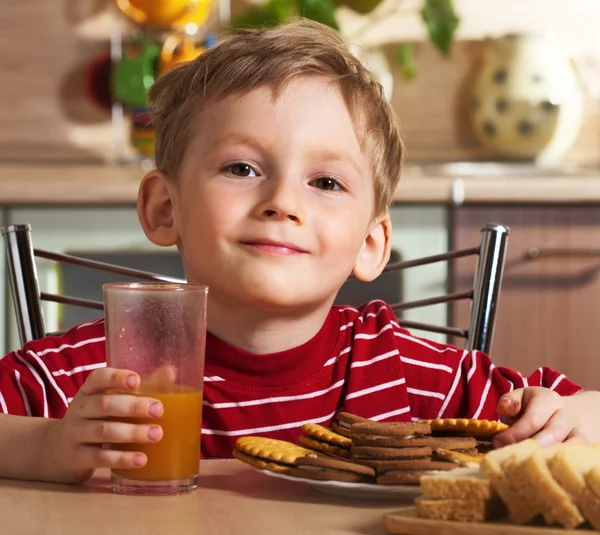 儿童喝橙汁 — 图库照片