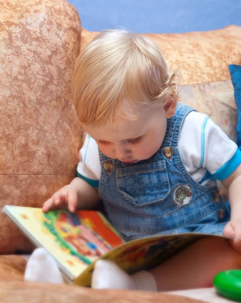 Малыш с книгой — стоковое фото