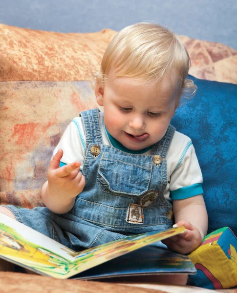 Дитячий хлопчик з книгою — стокове фото